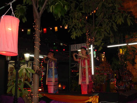 17_nightmarket_dancers